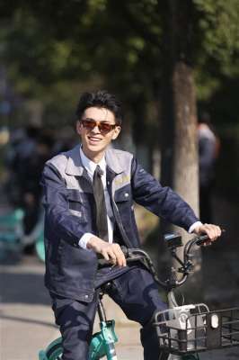 何浩楠(当一个“00后”为种地考了拖拉机驾驶证，何浩楠：我变自信了)