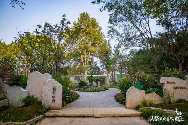 南京浦口凤凰山公园,这里有一座地标建筑,可以俯瞰城市绝美风光