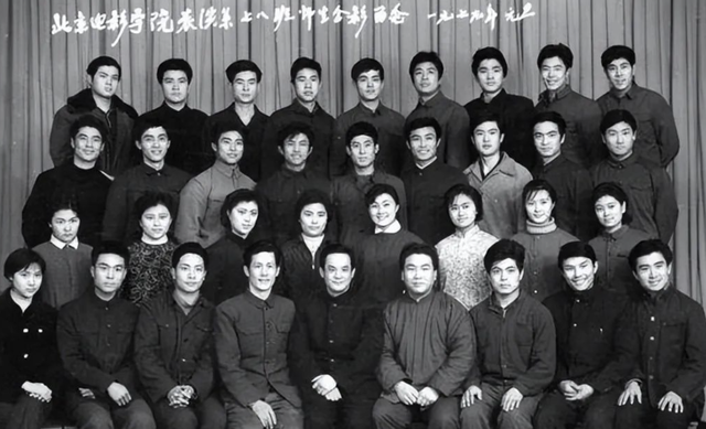 演员刘佳:隐退10年,将父亲骨灰放家中8年,活成了贤妻良母