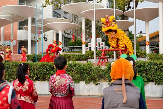 机器狗、哪吒、醒狮齐上阵!广州中小学开学现场“花式整活”→