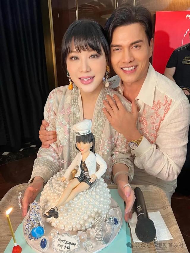 吕良伟手抱鲜花度腊八,娶细13年豪门娇妻后过舒适人夫生活