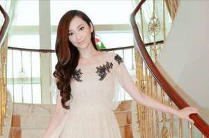 吴佩慈图片(吴佩慈宣布封肚，晒出一堆奶瓶告别孕妇生涯四娃在手仍没名分)