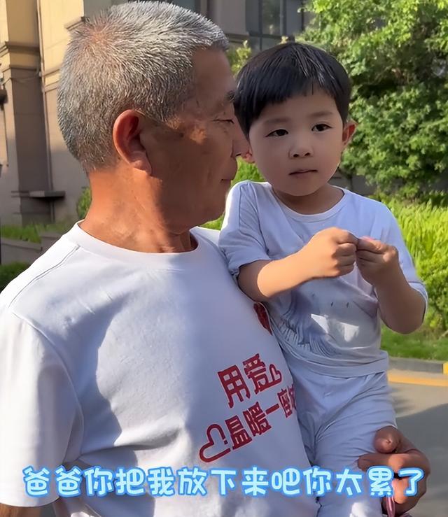 小天赐,终为父母的“众叛亲离”买了单,年仅5岁活得不像小孩