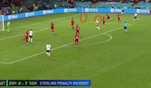 一个球(两个球？英格兰“扼杀丹麦童话”关键球出现插曲：斯特林突破时身边还有一个球)