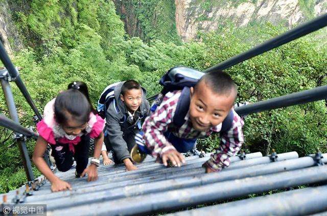 豆瓣0分却看哭10万人！4岁孩子为上学爬悬崖走钢索、死里求生……