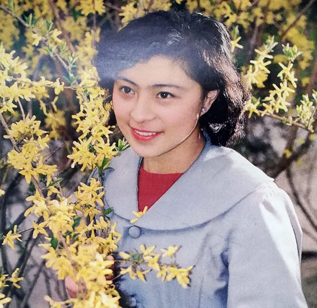 演员刘佳:隐退10年,将父亲骨灰放家中8年,活成了贤妻良母