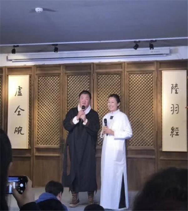 孙楠与妻子潘蔚双双幸福肥很有夫妻相,给老婆夹菜亲吻脸颊超有爱
