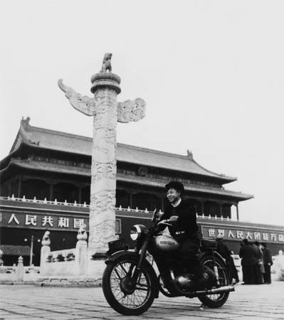 1958年,雷锋在武汉长江大桥留影,那年18岁,慈眉善目,招人喜爱