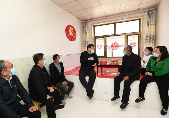 总书记坐农家炕沿儿话乡村巨变