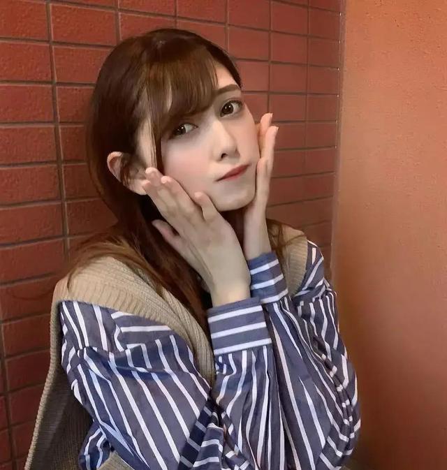 安洁拉芽衣:日菲混血,身材不错