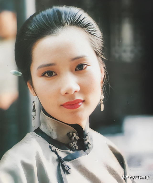 何赛飞:25岁嫁老师的儿子,婚后10年选择做丁克,如今终苦尽甘来