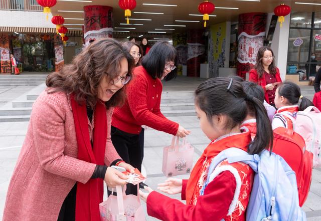机器狗、哪吒、醒狮齐上阵!广州中小学开学现场“花式整活”→