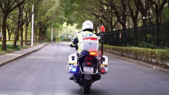 绿荫不减来时路,来看一名即将退休交警的“一肩双挑”