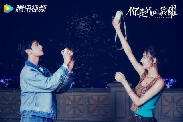 杨洋迪丽热巴迪士尼“约会”《荣耀》将迎大结局