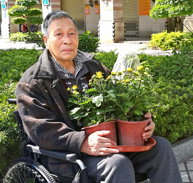 父亲很平凡，但父亲很温暖