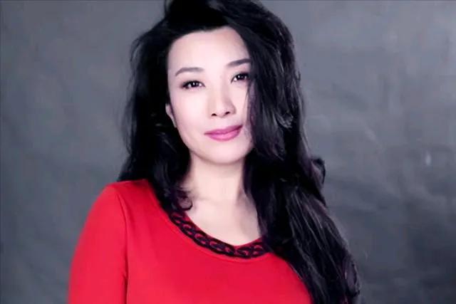 权色交易,陪睡上位,她压根不沾边,简直是娱圈的一股清流