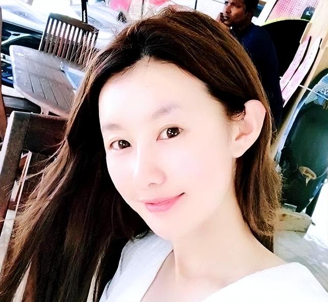 王宝强女友冯清海边冲浪,170+身高大长腿抢眼,模特身材不输马蓉