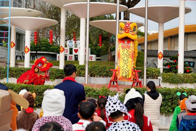 机器狗、哪吒、醒狮齐上阵!广州中小学开学现场“花式整活”→