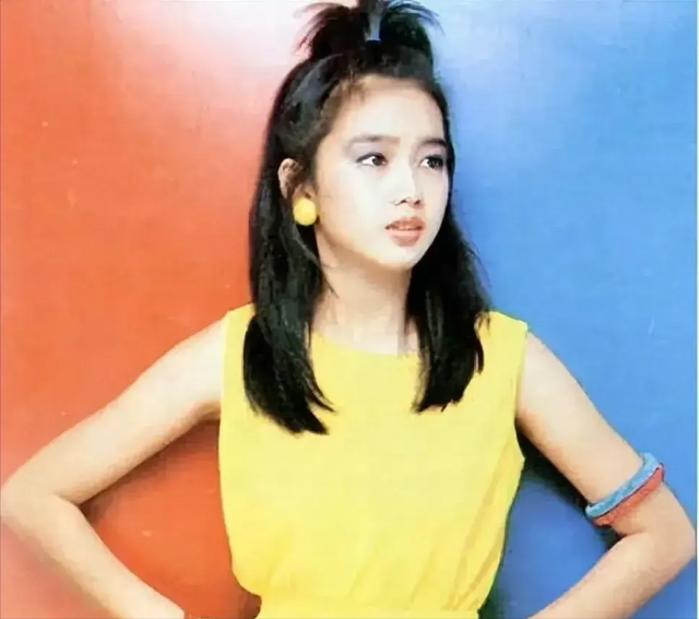 刘德华58岁老婆朱丽倩现身,臃肿显老态,夫唱妇随陪老公开演唱会