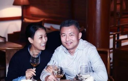那英和老公孟桐罕见合体,红绿配色非常有默契,一路亲密挽臂前行