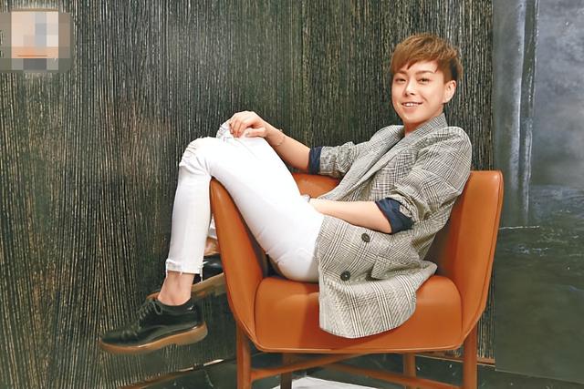他是慕诗国际创始人,4台衣车起家19岁与太太结婚,3子女皆优秀