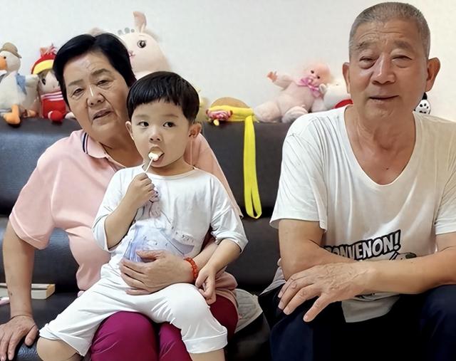 小天赐,终为父母的“众叛亲离”买了单,年仅5岁活得不像小孩