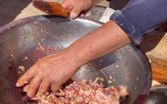 河南濮阳的特色小吃,一个大饼里包5斤肉,14元1斤出锅就抢光