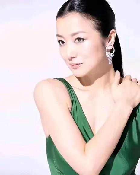 情妇脸」铃木京香，魅感人心！这身材和演技，让人无话可说