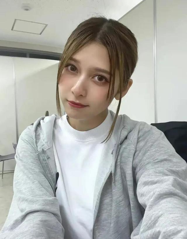 安洁拉芽衣:日菲混血,身材不错