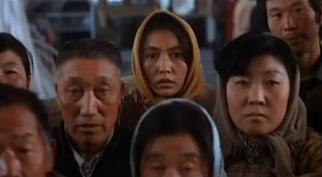 29年后才懂,二嫫用脚玩的不是面粉,而是中国人难以启齿的“性”