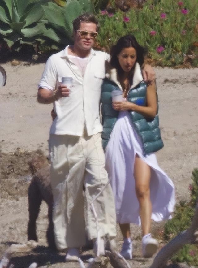 和朱莉离婚8年后,60岁的皮特依旧帅得掉渣,搂着小女友海边漫步