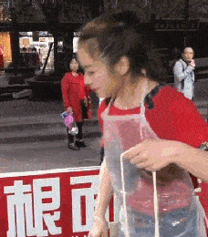 女子在夜店与型男互动,用嘴投喂瞬间引爆全场,围观众女羡慕不已