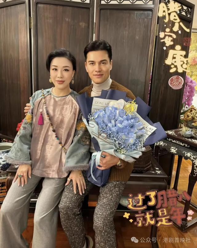 吕良伟手抱鲜花度腊八,娶细13年豪门娇妻后过舒适人夫生活