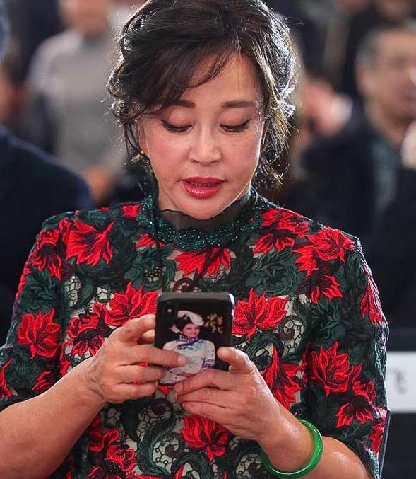 刘晓庆近照化浓妆显老态,耳朵脖子连一体太吓人,被指行走蜡像