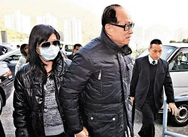 27岁百亿身家,香港“最牛富三代”李思德,或成爷爷李嘉诚接班人