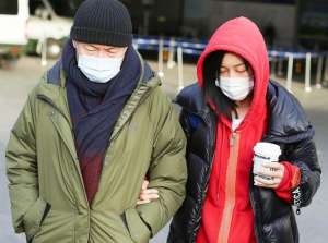 那英的老公(那英和老公孟桐罕见合体，红绿配色非常有默契，一路亲密挽臂前行)