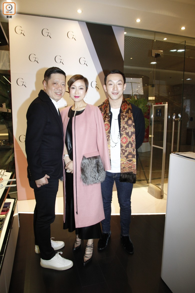 他是慕诗国际创始人,4台衣车起家19岁与太太结婚,3子女皆优秀