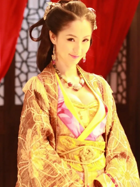 蓝心妍:一个为艺术大胆献身的演员