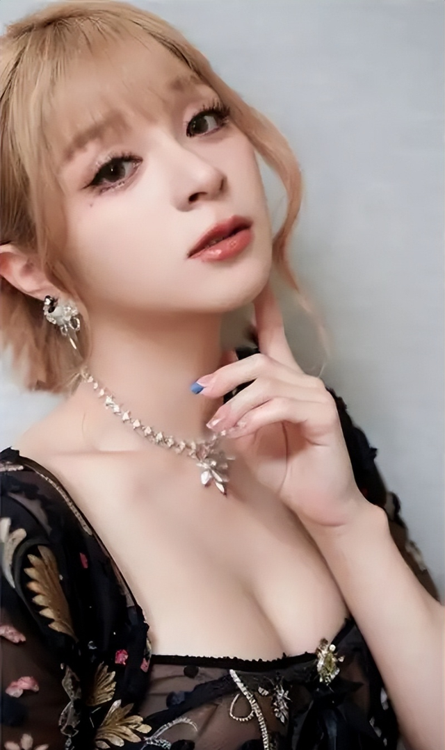 日本二次元女王——美依礼芽,元气偶像的魅力着实强大。