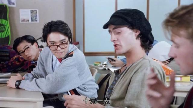 《逃学威龙2》中的洋学生,为什么从班会到黑社会都要入齐?