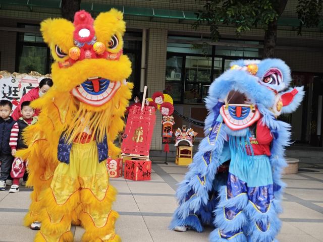 机器狗、哪吒、醒狮齐上阵!广州中小学开学现场“花式整活”→
