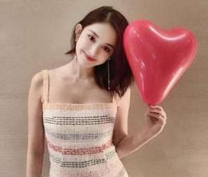 古力娜扎多少岁(娜扎27岁生日姐姐为其庆生姐妹俩颜值超高，深厚感情让人羡慕)