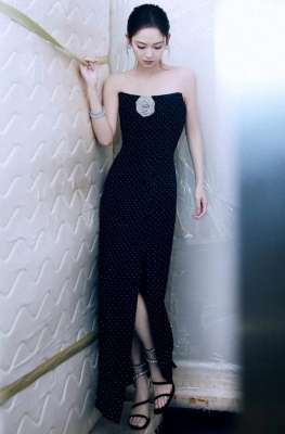 陈雨锶(陈雨锶：黑色一字带高跟鞋大长腿)