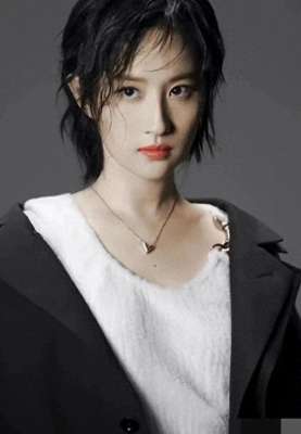 刘亦菲短发(37岁刘亦菲剪短发大变样，“鲻鱼头”搭西装帅出新高度，帅气十足)