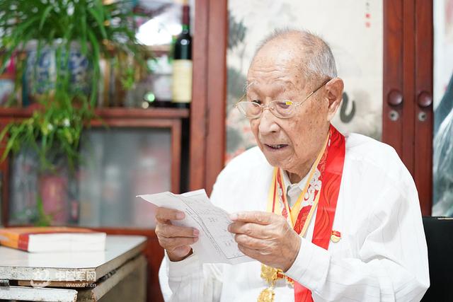 百岁老兵寄语百年大党丨郄志真:百岁的他最爱唱这首歌