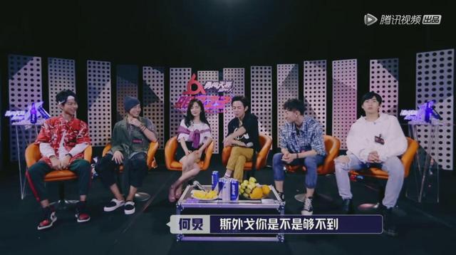 杨幂把腿拧成了麻花,网友:这种坐姿她是怎么做到的?