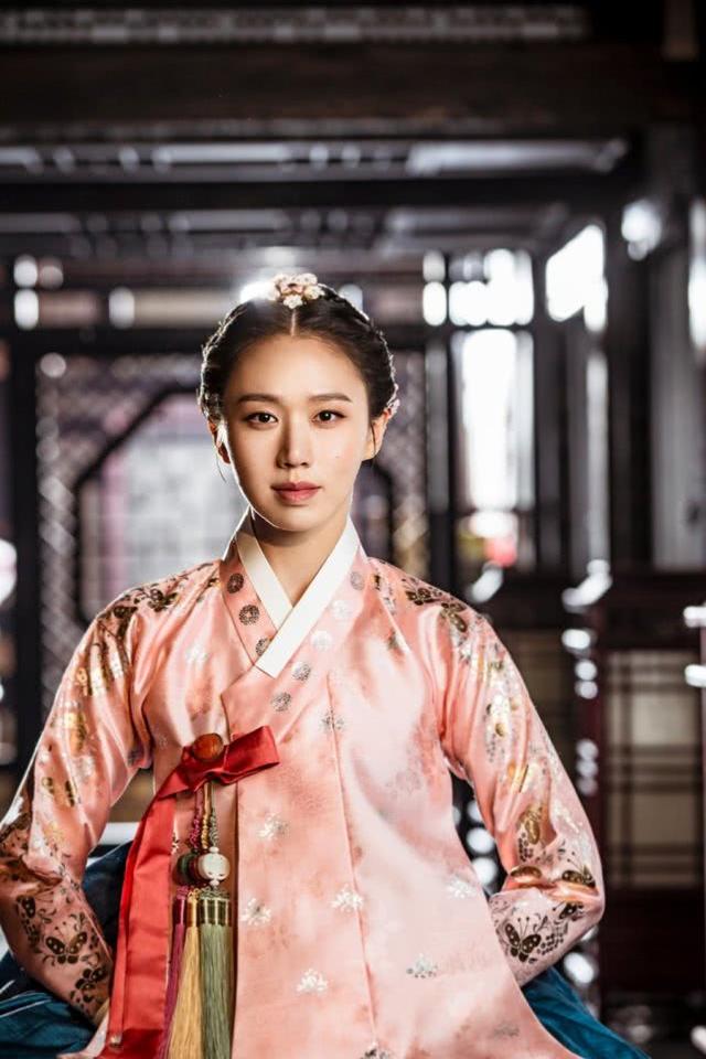 朴施厚新剧创高分,42岁仍保持鲜肉颜值,女主曾和梅根演同一角色