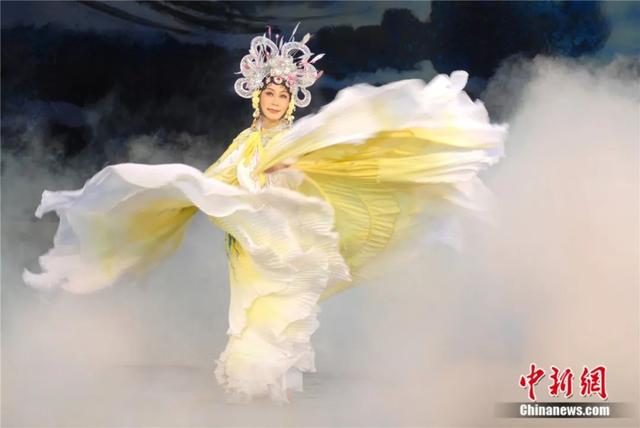 东西问丨日本京剧院院长吴汝俊:如何让京剧之美浸润海外观众心田?