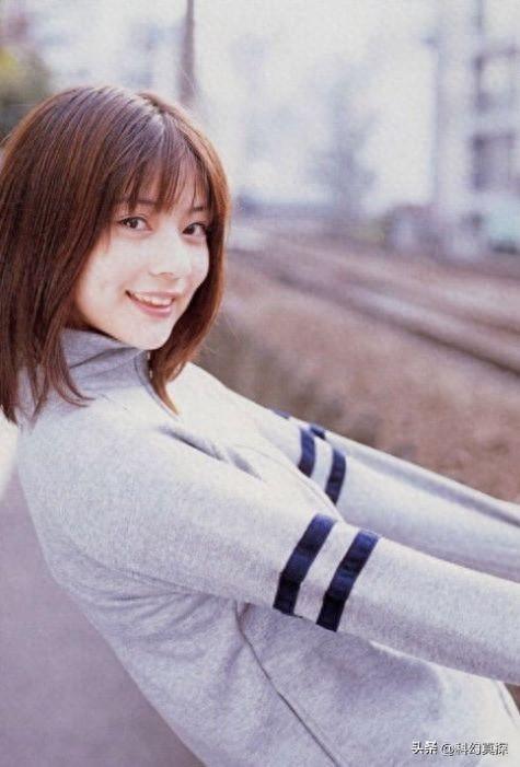 为艺术献身的女星,曾出演假面骑士女主——芳贺优里亚