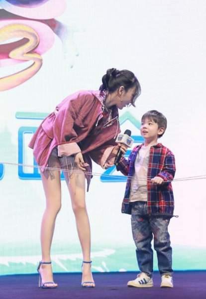 四大辣妈比美 贾静雯抱Bo妞胜出 霍思燕美腿抢镜